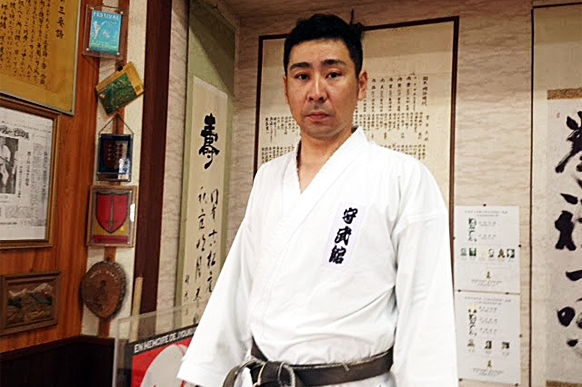Takeshi Uema Sensei in the Shubukan dojo